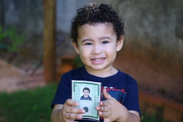 O pequeno Lucas tirou sua identidade com dois aninhos. A mãe optou por ter o documento por ele ser mais prático. (Foto:André Bittar)
