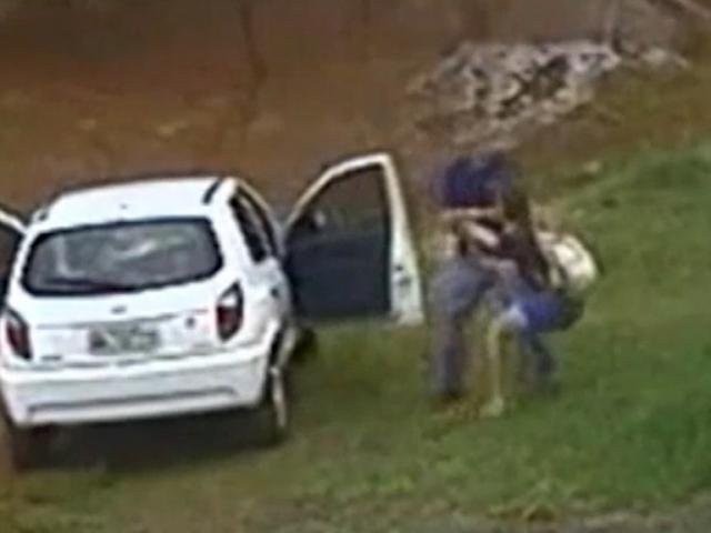 Suspeito foi filmado arrastando adolescente para dentro de carro; ela conseguiu fugir. (Foto: Reprodução)