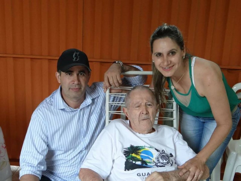 Sr. Eudóxio Nunes de Freitas entre o neto Osmar Duarte e Ângela Cristina (foto: Facebook)