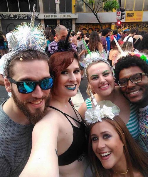 Fernanda Hartmann (de blusa verde) com grupo de amigos fantasiados com tiara de unicórnio em bloco de São Paulo no Carnaval de 2017 (Foto: Arquivo pessoal/Caroline Petrasso)