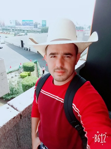 O peão de rodeio Gilmar Garcia está retornando para Cassilândia. Ele disputou rodeios no exterior. A foto é do seu embarque no Aeroporto Internacional da  Cidade do México.