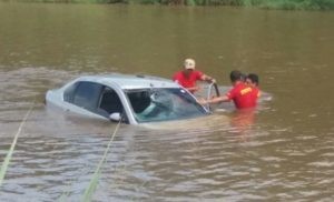 Veículo cai no Rio Sucuriu, mas ação rápida do Bombeiros impede afogamento