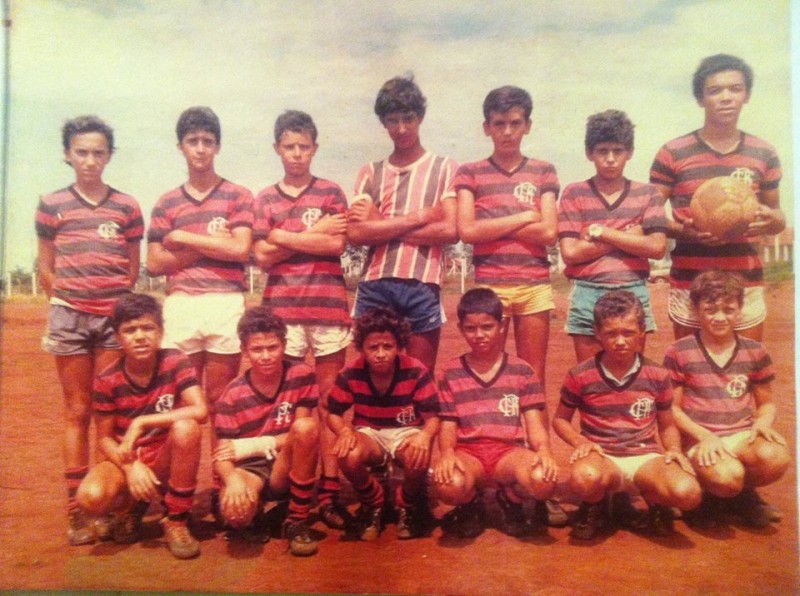 Lucio Flausino Barbosa publicou em seu Facebook a foto de um time que fez história em Aporé. O radialista Jota Junior está na foto com a bola na mão. O leitor consegue identificar todos os atletas?