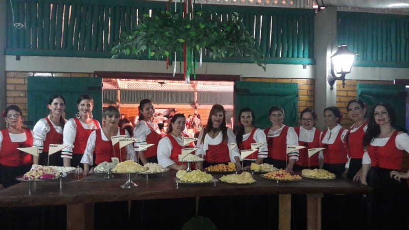 Senhoras da Casa da Amizade juntamente com a mesa dos queijos "nobres"
