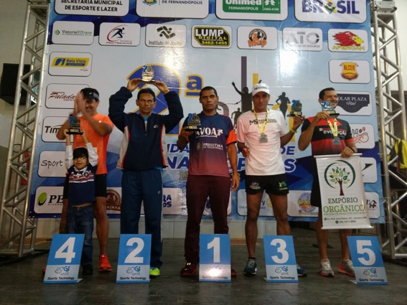 Guanabara foi o segundo e Eder Araujo  o terceiro colocados, em suas faixas etárias, em Fernandópolis. Os dois aparecem no pódio. 