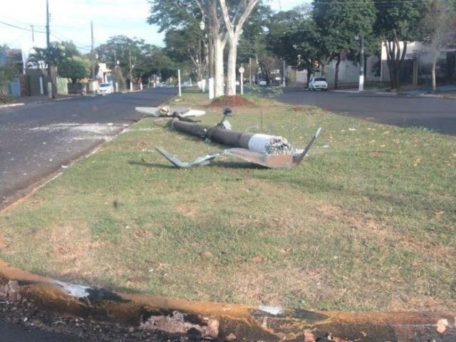 Poste de energia na Avenida Marcelino Pires derrubado por carro conduzido por adolescente (Foto: Divulgação)