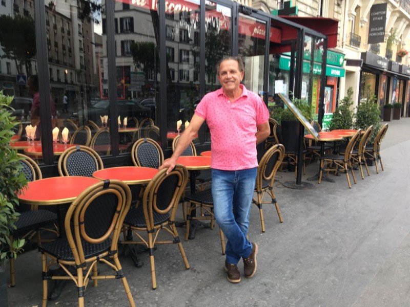 O advogado e jornalista Manoel Afonso, depois de 40 anos, retorna a Paris. Iniciou uma viagem pela Europa com a esposa Benê. Deve encerrar em Portugal onde pretende conhecer a cidade dos seus antepassados e quem sabe encontrar a nova geração.