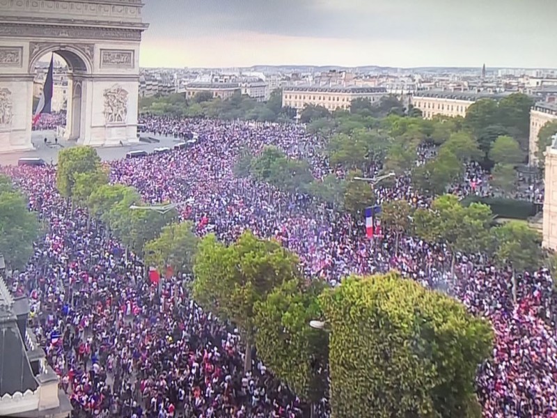 O colunista Manoel Afonso está em Paris e está tendo a feliz oportunidade de assistir a grande festa francesa pela conquista da Copa do Mundo. Enviou a foto de como está o Arco do Triunfo neste momento.