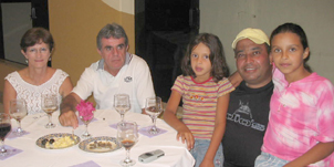 Jamil da Silva com esposa; Joel e as filhasGenivaldo Nogueira