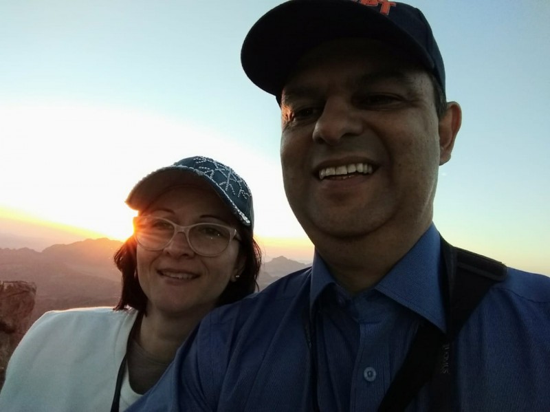 O casal Luis Conturci, representando Cassilândia, chegou ao cume do Monte Sinal. Ele escreve: Bom dia , chegamos no cume do monte Sinai , onde Moisés recebeu as tábuas da lei felizes por estarmos no Egito a 2400 metros de altura.