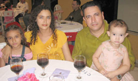 Lucimar Rodrigues com a esposa e suas filhasGenivaldo Nogueira