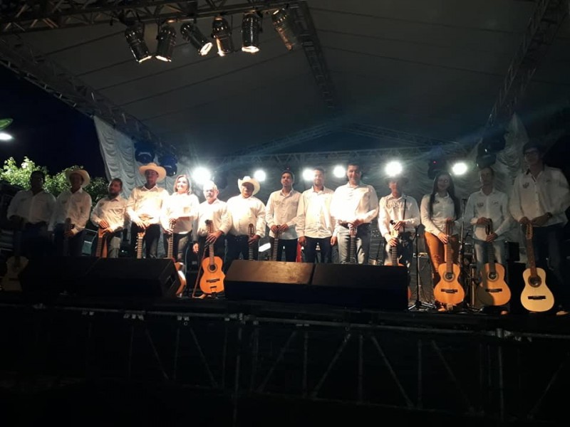A orquestra de violas foi atração na noite de ontem na praça São José em comemoração ao aniversario de Cassilândia. Foto do maestro Silvoney Cesário.
