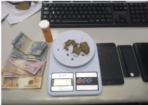 Droga, dinheiro e telefones apreendidos na operação