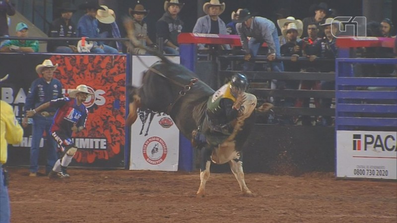 Peão bateu na cabeça do touro e desmaiou na Arena de Barretos na noite desta sexta-feira (25) (Foto: Reprodução/TV Rodeio) 