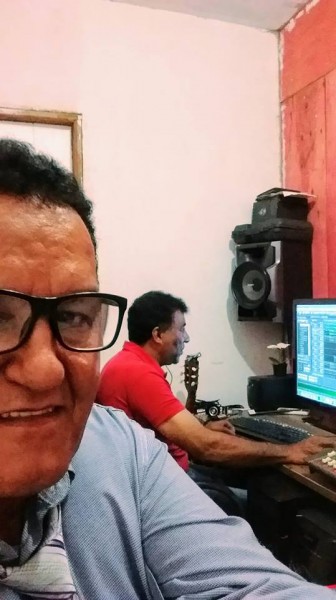 Elias Rodrigues publicou o selfie em seu Facebook contando sobre o acidente de Donizete que aparece ao fundo em seu estúdio de gravações.