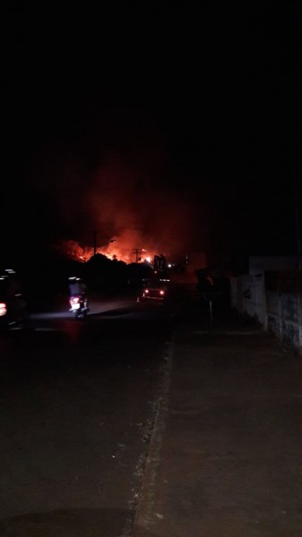 Rede social mostrando fogo na Vila Izanópolis e pedindo caminhão pipa. 
