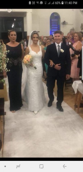 Anaísa e Richard oficializaram o matrimônio no sábado. A foto de Fábio Lata mostra a noiva entrando na igreja ladeada pelos pais Emília e Lizandro Tolentino.