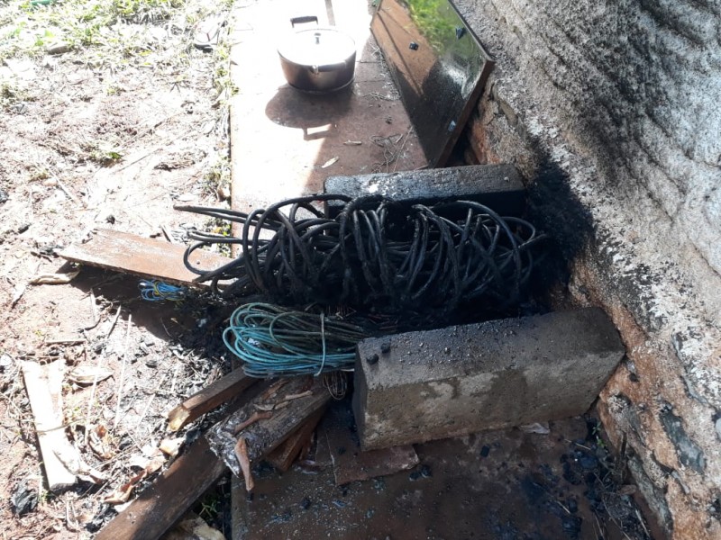 8kg de fios de cobre que estavam sendo queimados para a remoção do plástico isolante.