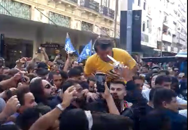Adélio Bispo de Oliveira atacou o candidato Jair Bolsonaro com uma faca enrolada em uma folha de jornal- Reprodução redes sociais