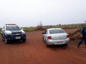 Carro do suspeito foi encontrado em uma estrada vicinal (Foto: Cidade 106.6FM)