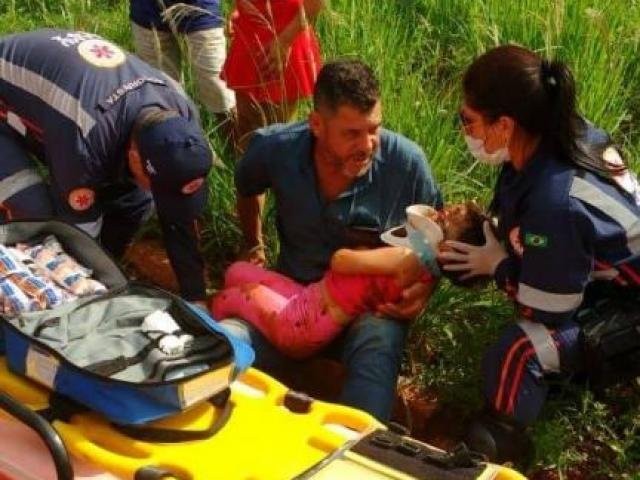 Socorristas do Samu atendendo criança acidentada na manhã de hoje (Foto: Valquíria Gonzaga/Direto das Ruas)