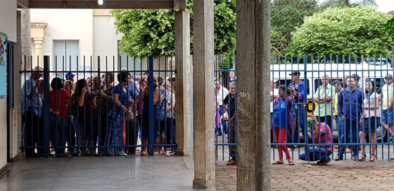 Fotogaleria: eleitores fizeram fila no portão para votar logo pela manhã