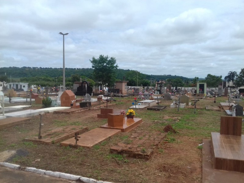 O repórter Hermezes Côrtes, da Rádio Patriarca, manda a foto e diz: "Supresa, neste final, o cemitério está limpinho"