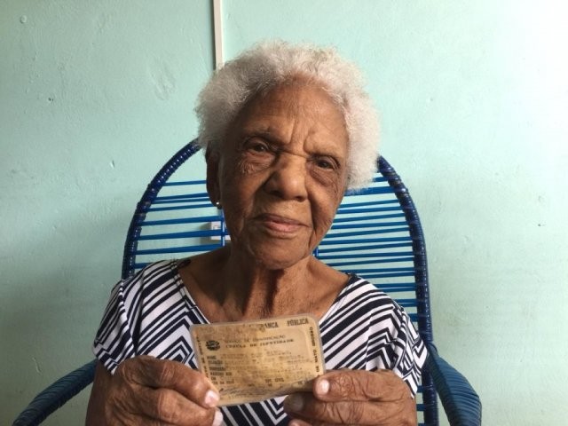 Aos 102 anos, Izaulina nunca se casou ou teve filhos, muito menos se arrepende das escolhas do passado (Foto: Kimberly Teodoro)