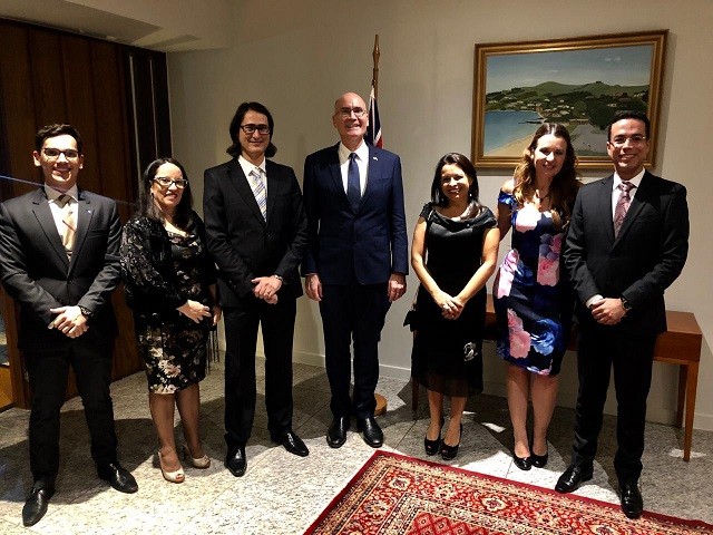 Ao centro da foto, o Embaixador da Austrália no Brasil, Timothy Kane. O magistrado cassilandense Deyvis Oliveira Marques é o primeiro à direita da fotografia.