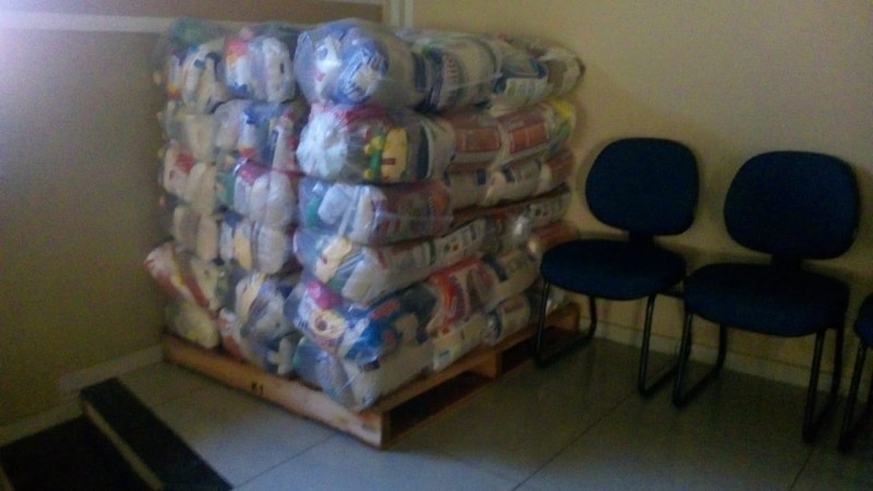 Na noite de ontem a Igreja Batista Unida de Cassilândia distribuiu 112 cestas básicas na campanha Natal Solidário. Foto Zildo