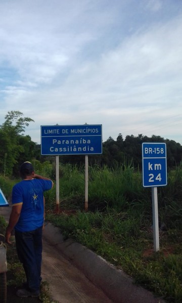 Uma empresa terceirizada pelo Dnit teria colocado a placa de divisa entre Cassilândia e Paranaiba no lugar errado, ou seja, no km 18, quando na verdade é no 24, contou o procurador do municipio de Cassilândia Donizete Cadete.