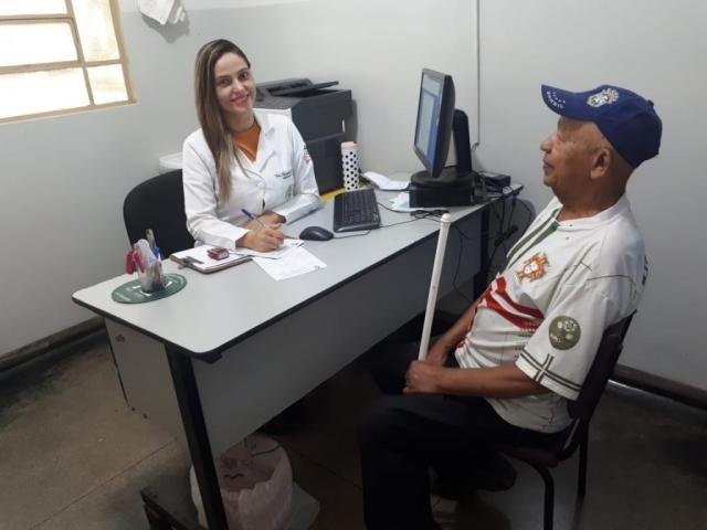 Alessandra Bacciotti atende paciente na Unidade Básica de Saúde do Jóquei Clube, em Dourados (Foto: Divulgação)