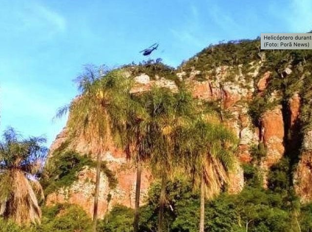 Helicóptero durante buscas na montanha (Foto: Porã News)