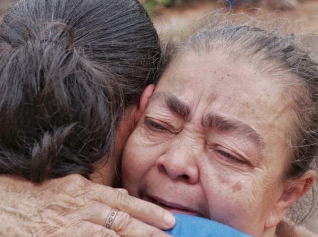 Zulema, 62, chora pelo fogo que queimou o filho e a fez perder tudo que tinha (Foto: Campo Grande News)