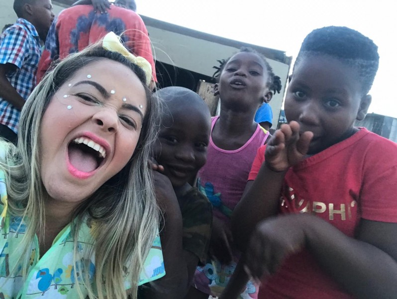 Leandra, filha do advogado e rotariano Leandro Moraes Gonçalves está fazendo trabalho voluntário por 30 dias na África. Parabéns pelo exemplo. Jovens fazendo a diferença.