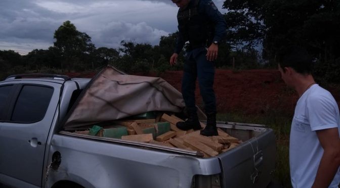 No início da noite desta segunda-feira (28), policiais militares de Figueirão apreenderam 1686 kg de maconha, que era transportada em uma camionete. O consutor da camionete com a droga perdeu o controle da direção do veículo, saindo da rodovia, após o acidente abandonou o veículo com a carga de droga. Veículo e a droga foram apreendidos e encaminhados para a Delegacia de Polícia Civil de Camapua.