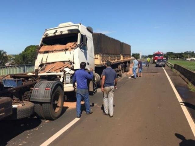 Caminhão com areia colidiu no que levava adubo; condutor de Saveiro tentou evitar colisão, mas acabou atingido por Gol. (Foto: Costa Leste News)