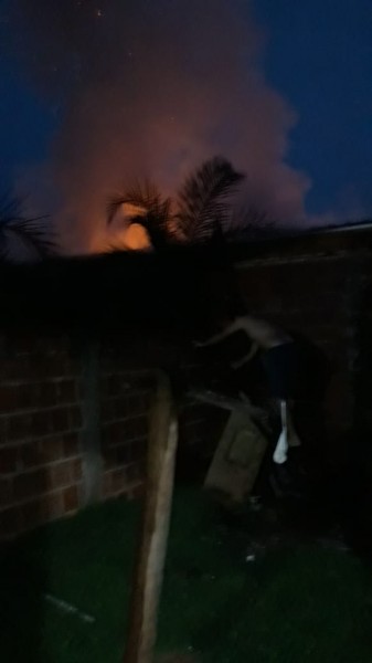 Uma casa foi praticamente destrudida na noite de ontem, no bairro Laranjeiras, devido a um incêndio. O proprietário entrou em contato com o Cassilândia Noticias e disse que o incêndio foi criminoso.