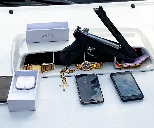 Arma de ar comprimido e objetos roubados foram apreendidos - Foto: Divulgação / DOF