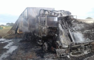 Após fracasso em roubo, ladrões queimam carreta e maquinário agrícola 