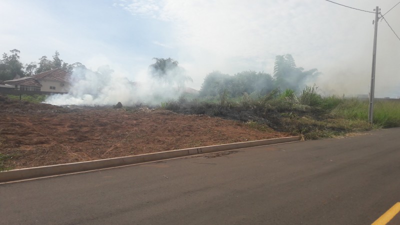 Fotogaleria: leitor reclama de fogo perto de parquinho no Jardim Oliveira