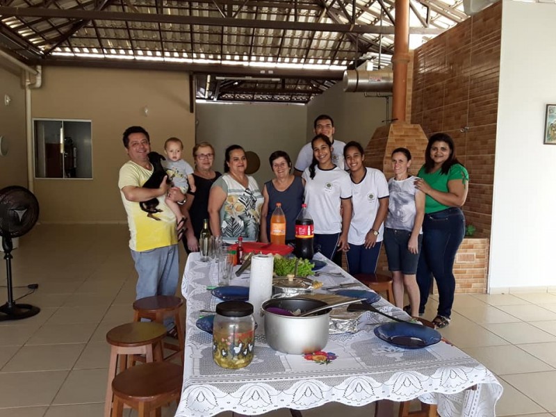 O padre Antonio Maurilio faz aniversário hoje. Amigos de Chalé, Minas Gerais, onde reside atualmente fizeram almoço para homenageá-lo. O padre fez excelente trabalho em Cassilândia e Chapadão do Sul.