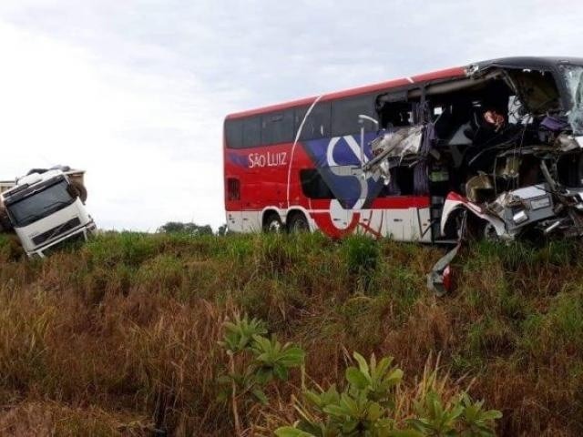 Devido a força do impacto, o caminhão só parou fora da pista e a parte frontal do ônibus ficou completamente destruída. (Foto: O Correio News)