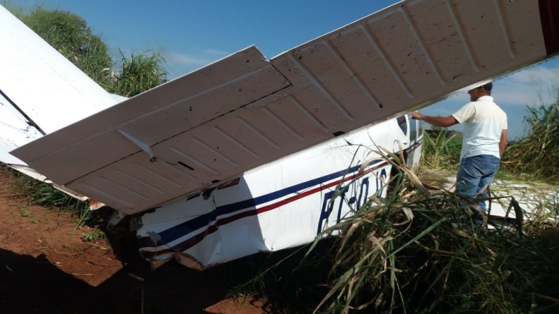 Fotogaleria: avião faz pouso forçado próximo ao Bar do Coruja, na BR 158