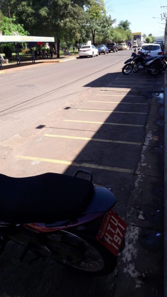 Fotos mostram motos estacionadas onde não deveriam no centro de Cassilândia