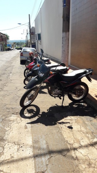 Fotos mostram motos estacionadas onde não deveriam no centro de Cassilândia