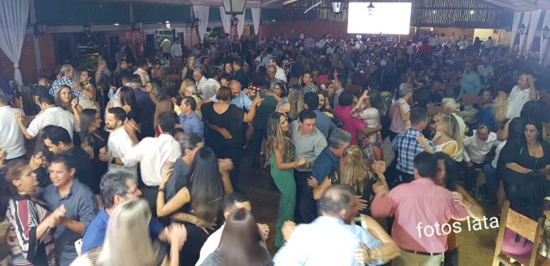 O publico dançou a noite toda na Festa do Queijo e Vinho e lotou o CERCA, mesmo com a suspensão de vendas de convites há bastante tempo.. Foto Fábio Lata