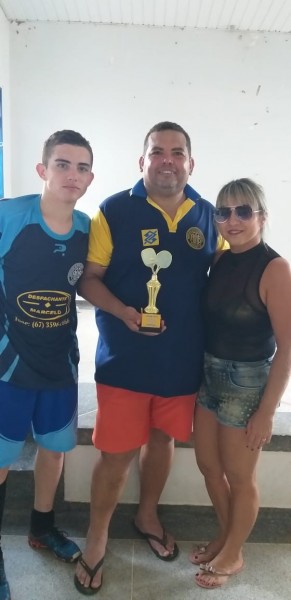 O campeão com a esposa e filho