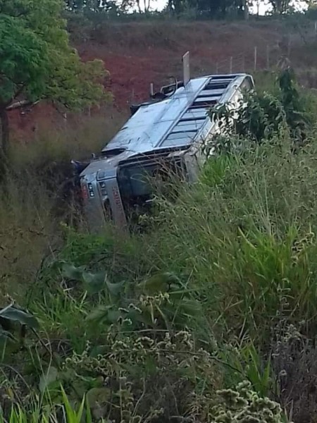 Foto do ônibus que acidentou na madrugada de ontem publicada nas redes sociais.