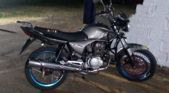 Polícia Militar notifica e apreende moto de condutor em via pública